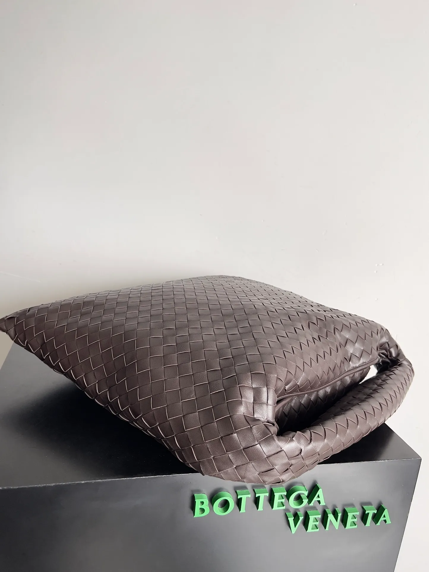 Batch 2160 Recently, I seem to be obsessed with this bag from BV~ The new Hop is really not too beautiful. The whole bag has no seams. The bag body and handles are made of one piece of leather. It embodies the style and essence of Bottega Veneta. It truly represents craftsmanship and creativity. The large size has a very loose and lazy upper body. Big bag lovers will definitely not regret buying it. Style number: 763970 Size: 53*24*13